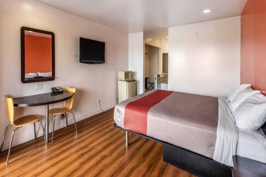1 King Bed  Suite Non-Smoking Micfridge - foto 8