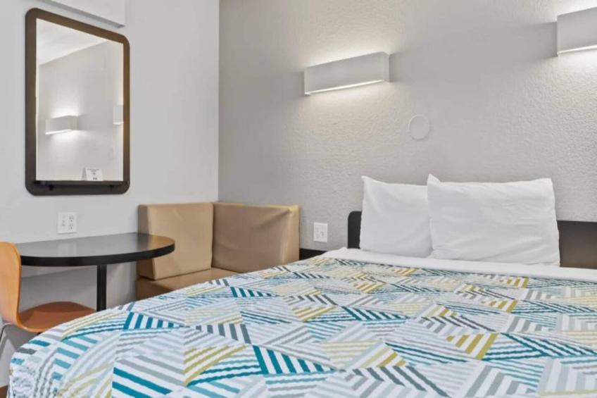1 Full Bed  ADA/Tub/Mini Fridge - foto 8