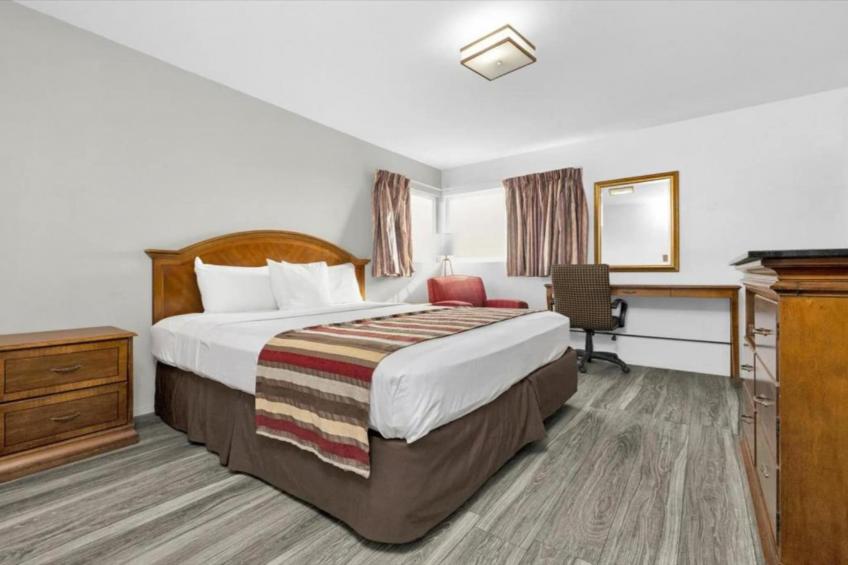 1 King - 2 Queen Beds  Suite Non-Smoking - foto 24