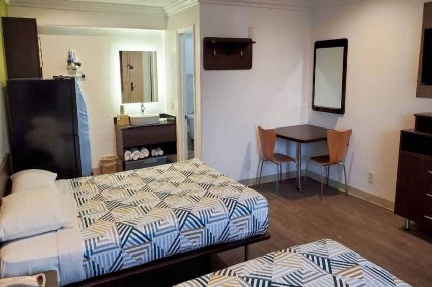 2 Queen Beds  Non-Smoking Kitchen - foto 6