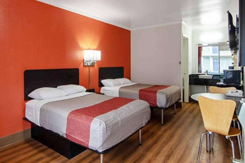 2 Full Beds  Non-Smoking Micfridge - foto 8