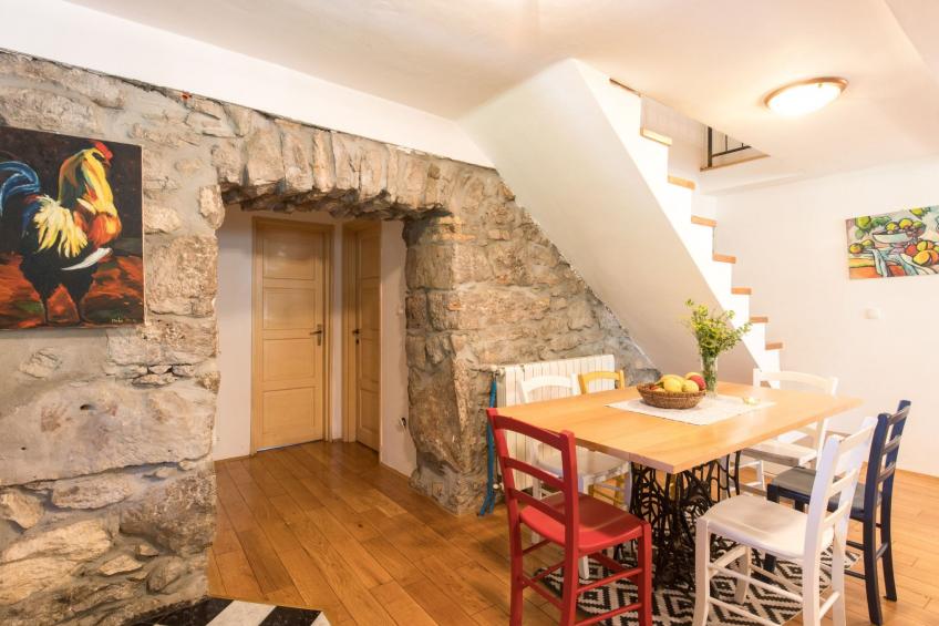 Haus mit modernem Interieur und einer alten Taverne - foto 2