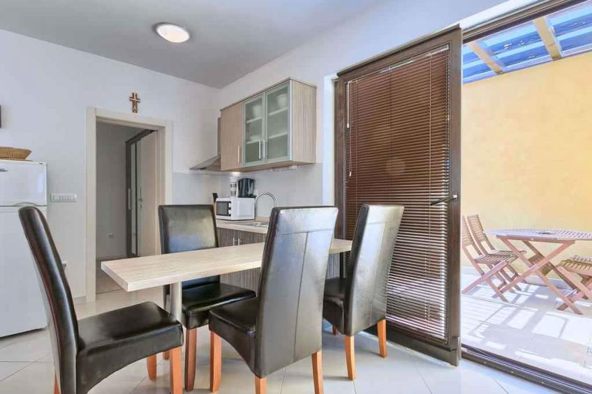 Holiday apartment with balcony and air conditioning - BF-MKBT - foto 12