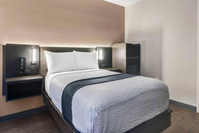 1 Queen Bed  Premium Micfridge - foto 34