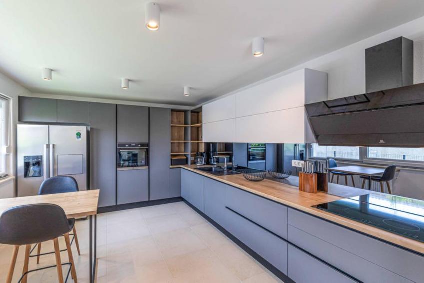 Expansive Retreat with Private Pool & BBQ, Near the Beach - Six Bedroom Villa - foto 10