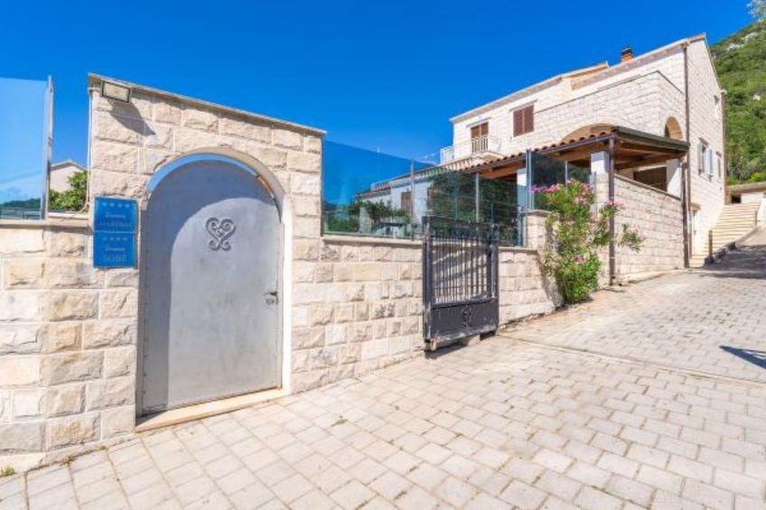 Beachfront Apartment house Hon with pool - foto 43