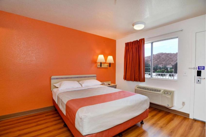 1 Full Bed  ADA/RI Shower/Micfridge - foto 8