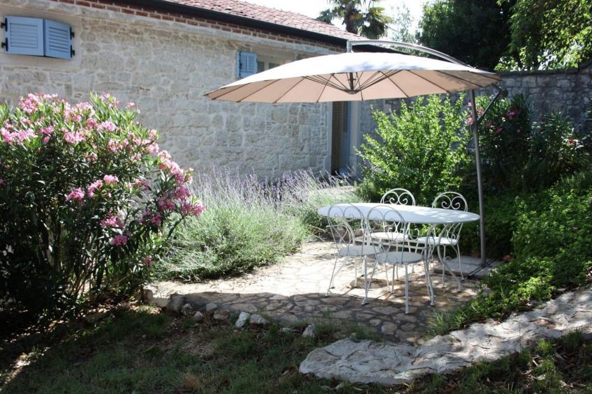 App Nirvana mit Garten in der Altstadt von Vrsar