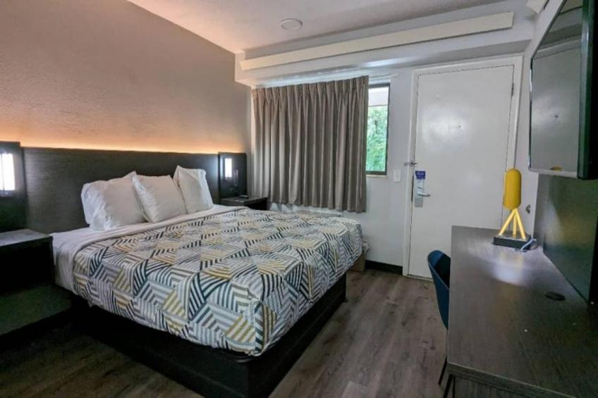 1 King Bed  Micfridge - foto 22