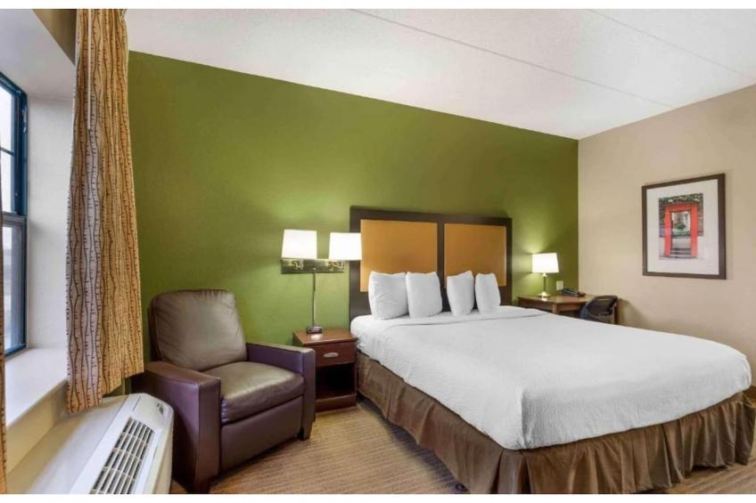 1 King Bed | Non-Smoking, Kitchen, Shower - foto 35