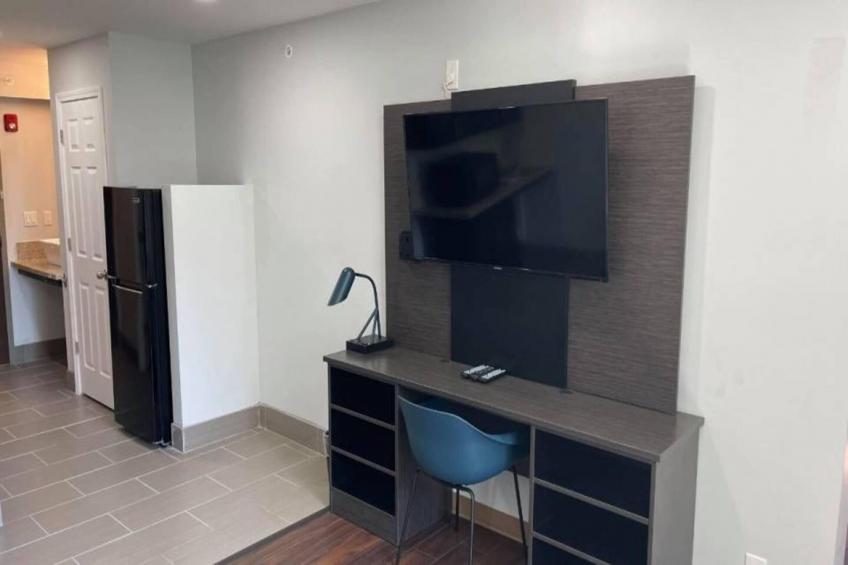 1 Queen Bed  ADA/RI Shower/Nsmk/Kitchen - foto 5