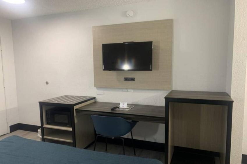 1 Full Bed  ADA/RI Shower/Mini Fridge - foto 11