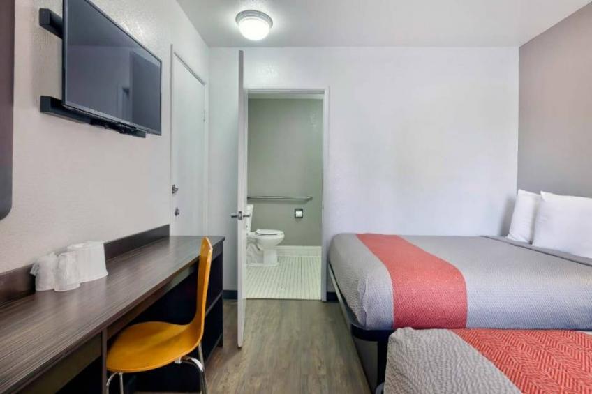2 Full Beds  Mobility Accessible Tub - foto 5