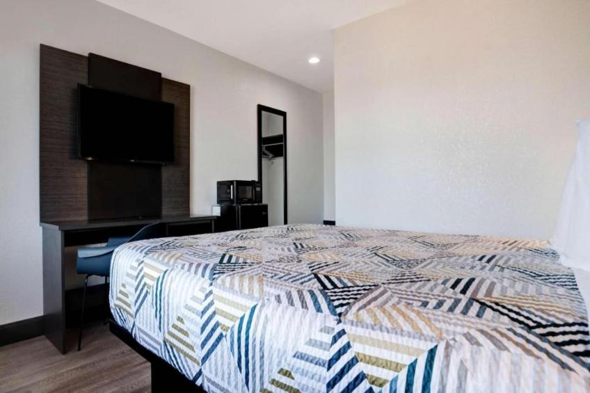 1 Queen Bed  ADA/RI Shower/Micfridge - foto 7