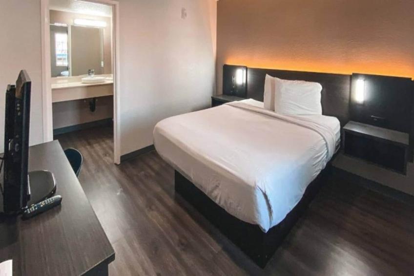 1 King Bed  Non-Smoking Kitchen - foto 5