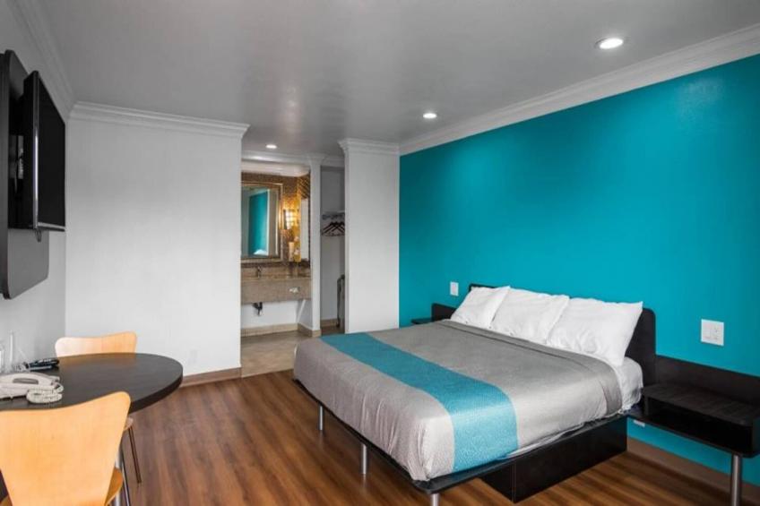 1 King Bed  Non-Smoking Micfridge - foto 9