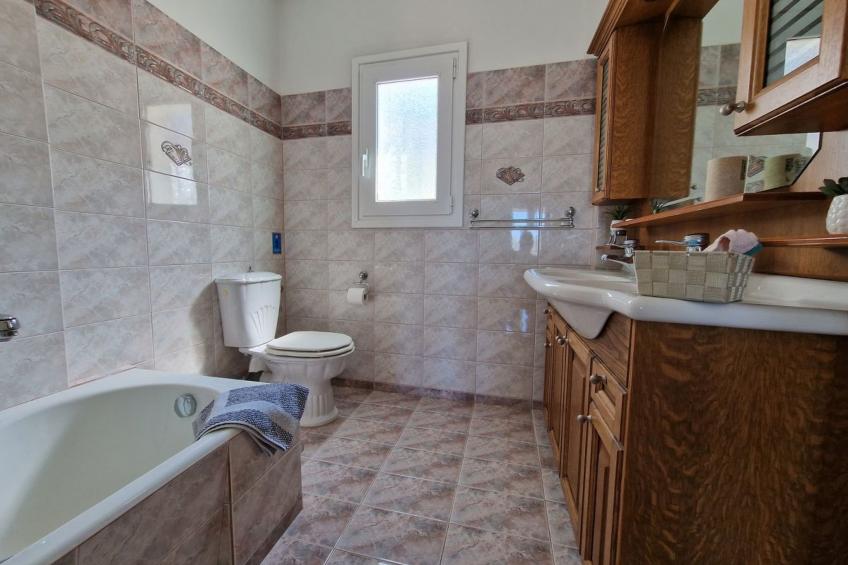 Vollständig umschlossene und großzügig angelegte dreistöckige Ferienvilla mit f - foto 28