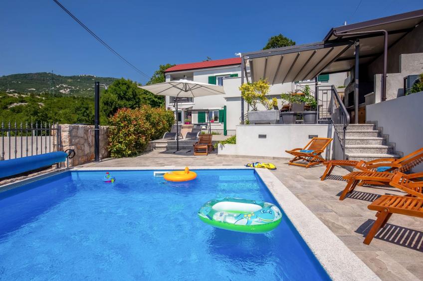 Villa LETICIJA - Luxusvilla mit beheiztem Pool, Sauna, Fitness & Grillplatz in