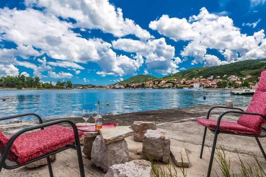 Steinhaus in Strandnähe mit Whirlpool