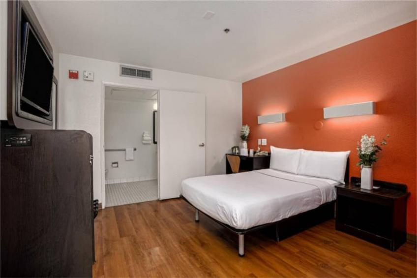 1 Full Bed  ADA/RI Shower - foto 17