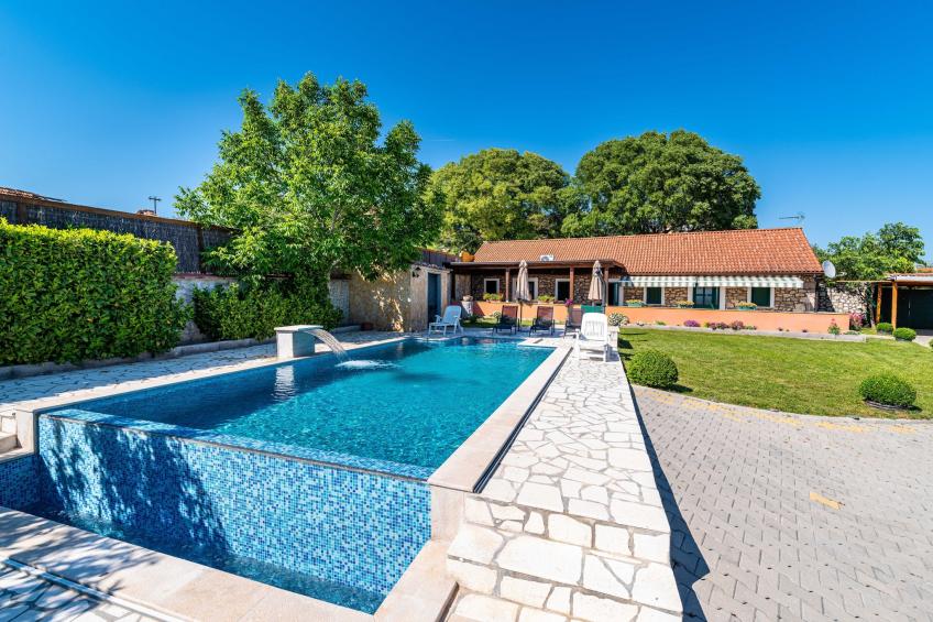 Authentic stone house Momo