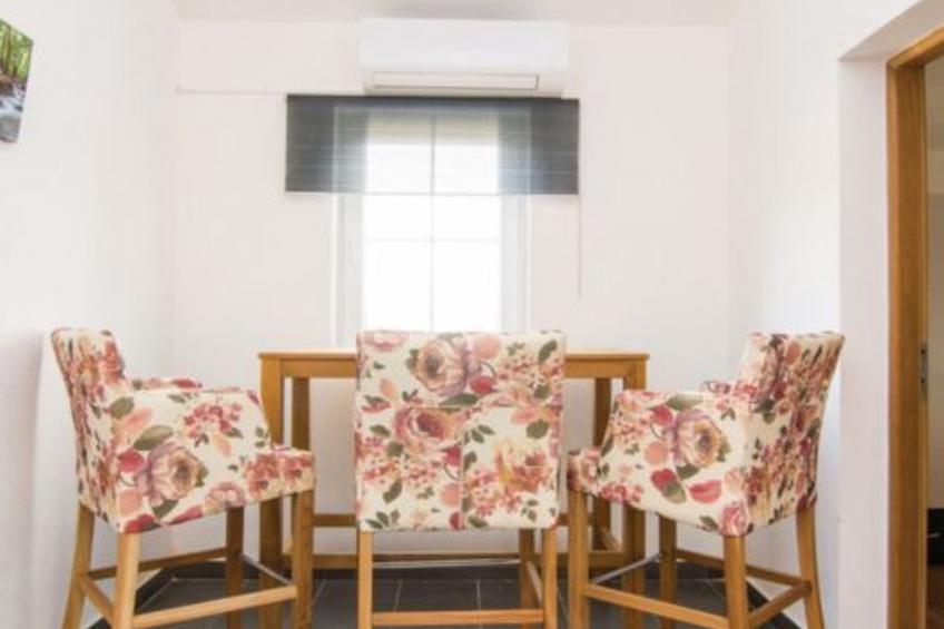 Laura mit Pool - foto 11