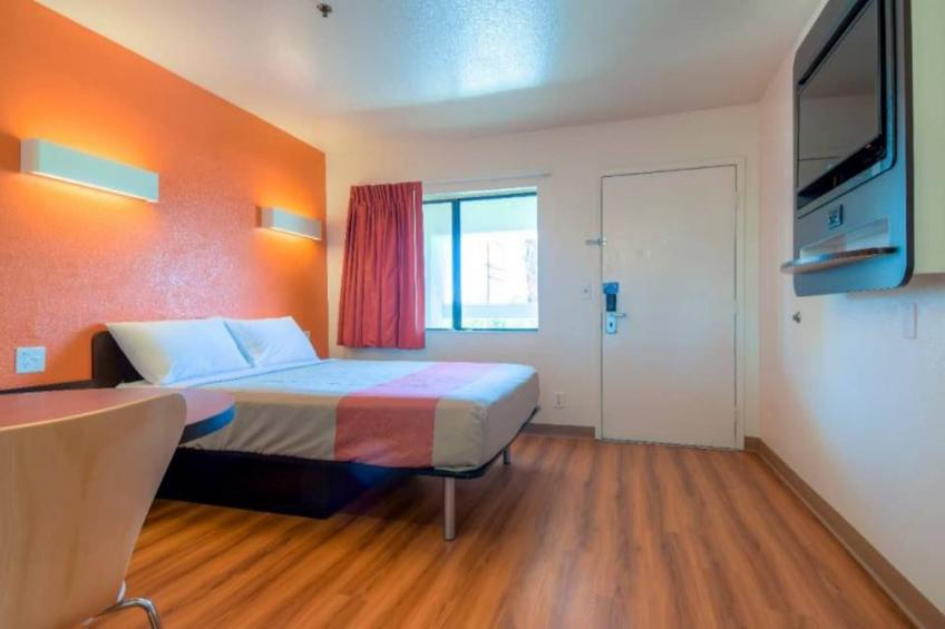 1 Full Bed  ADA/RI Shower/Mini Fridge - foto 13