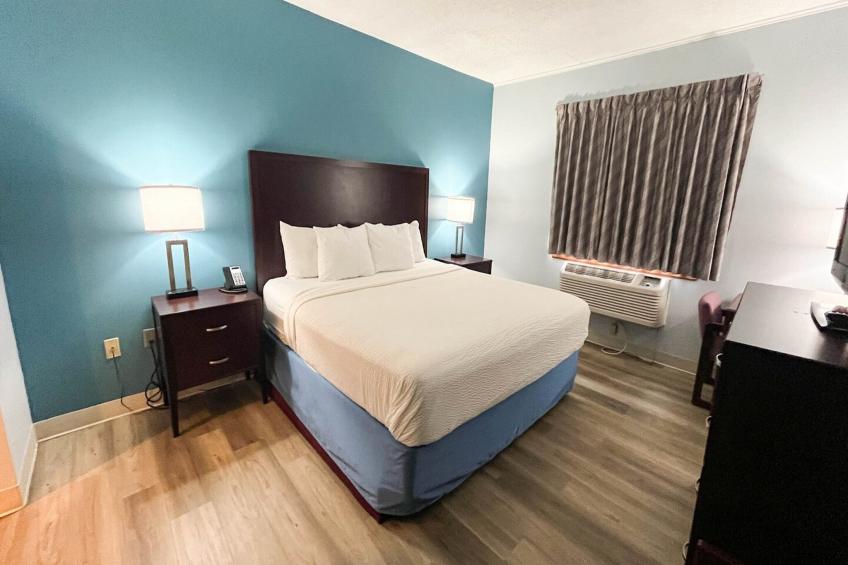 1 King Bed | Non-Smoking, Micfridge - foto 17