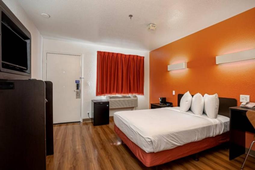 1 Queen Bed  Premium Mini Fridge - foto 17