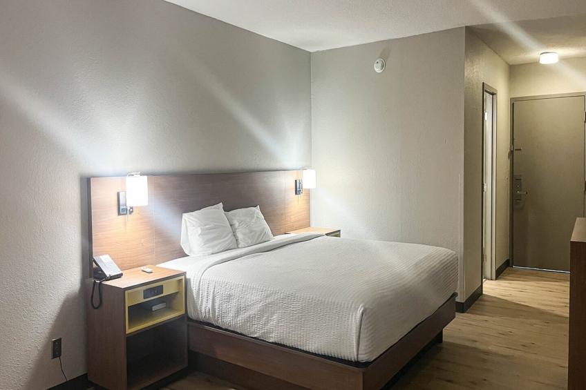 1 King Bed | Non-Smoking, Micfridge - foto 9