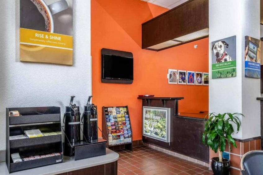1 King Bed  Non-Smoking Kitchen - foto 25