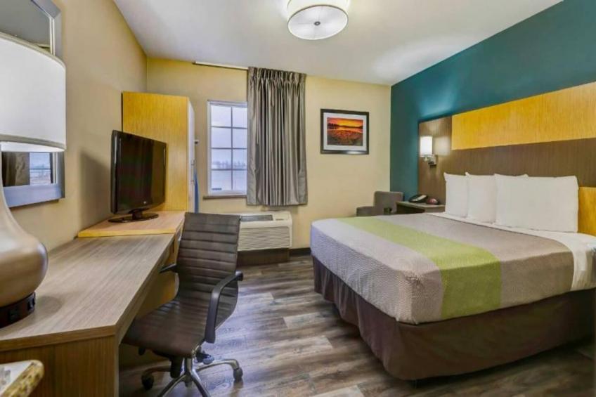 1 Queen Bed  Non-Smoking Kitchen - foto 8
