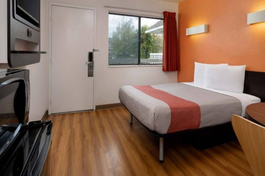 1 Full Bed  ADA/RI Shower - foto 6