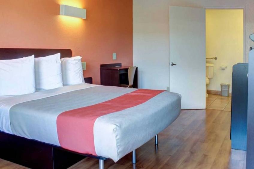 1 King Bed  Non-Smoking - foto 8