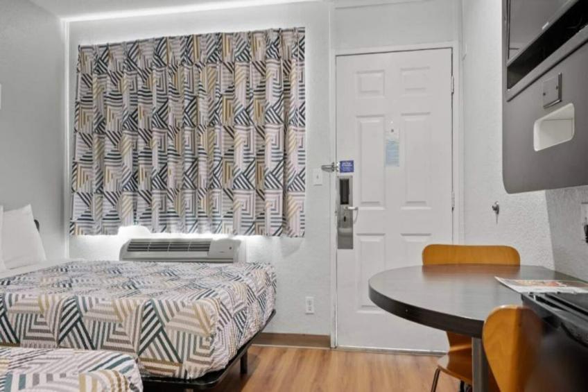 1 Full Bed  ADA/Tub/Mini Fridge - foto 19