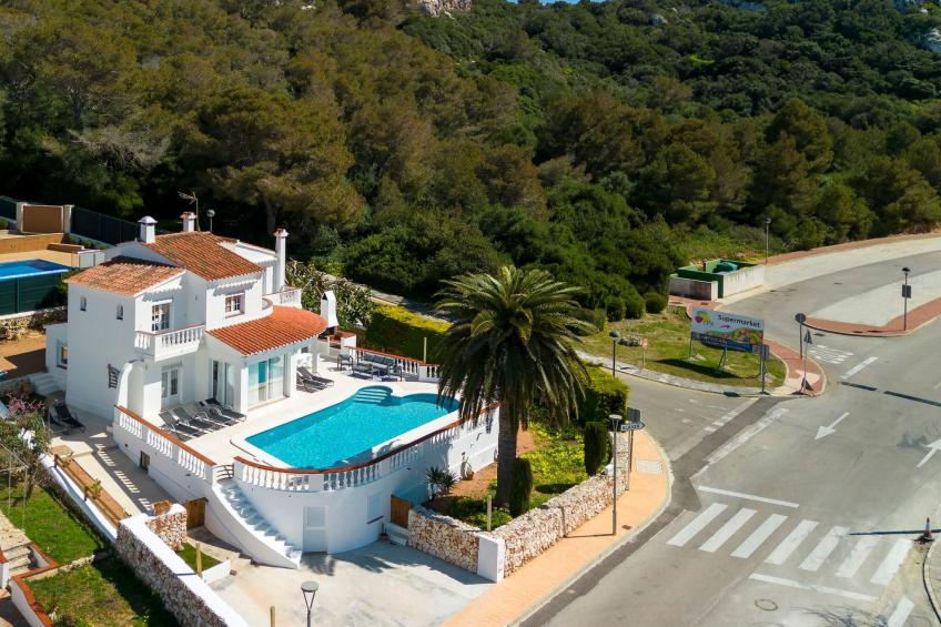 Strandnahe Villa German mit großer Poolterrasse