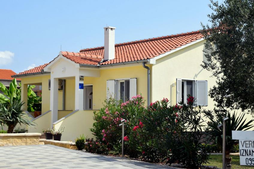 Modernes Ferienhaus in Dobropoljana mit Terrasse, Garten und Grill