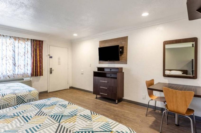 2 Queen Beds  Non-Smoking Kitchen - foto 17