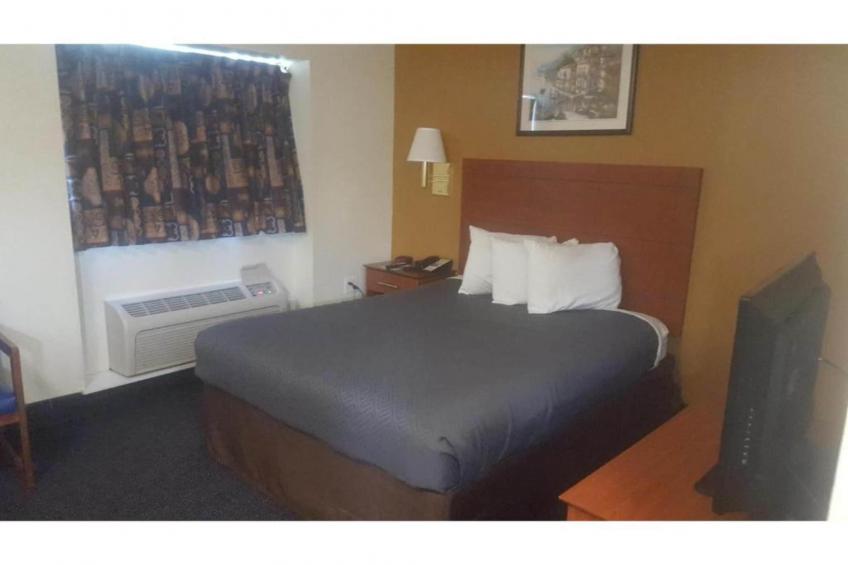 1 King Bed  Non-Smoking Kitchen - foto 7