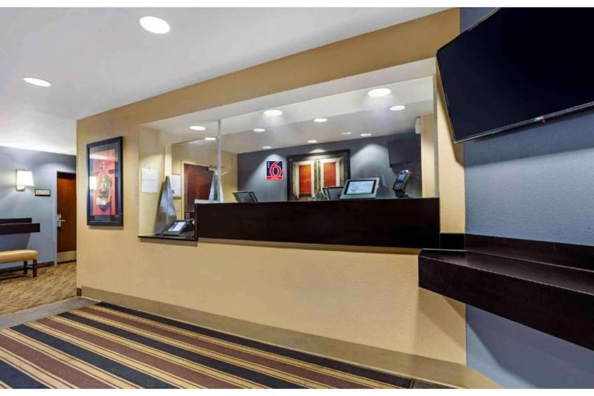 1 King Bed | Non-Smoking, Kitchen, Shower - foto 26