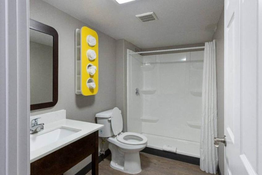 1 Queen Bed  Non-Smoking Micfridge - foto 15