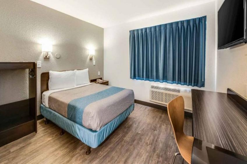 1 King Bed  Mob Access Tub Nsmk Minifridg - foto 5
