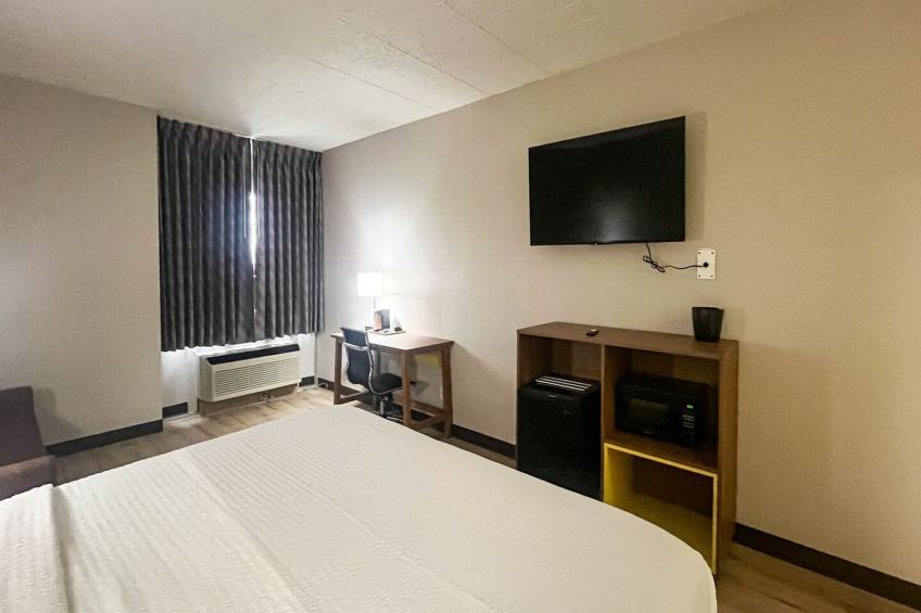 1 King Bed | Non-Smoking, Micfridge - foto 12