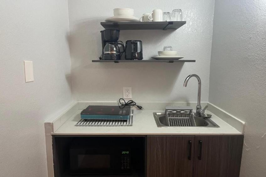 1 Queen Bed  ADA/RI Shower/Nsmk/Kitchen