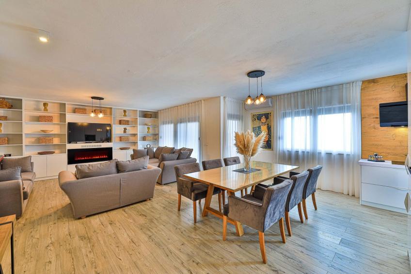 Charming Villa with Outdoor Pool, BBQ, and Sun Deck in Tranquil Kaštela Area - Five bedroom Villa - foto 10