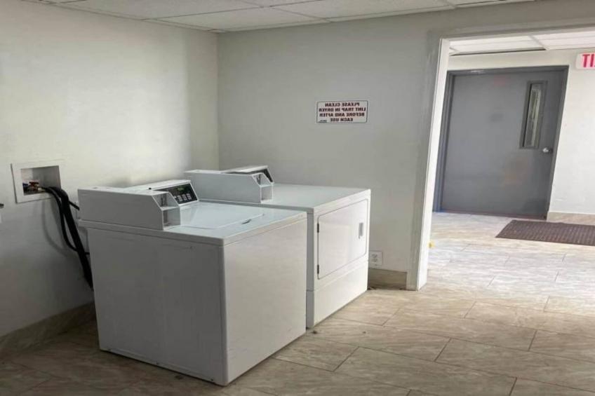 1 Queen Bed  ADA/RI Shower/Nsmk/Kitchen - foto 15