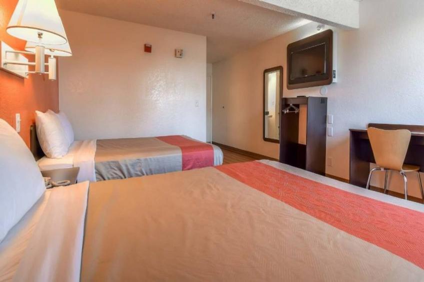 2 Queen Beds  ADA/RI Shower/Mini Fridge - foto 12