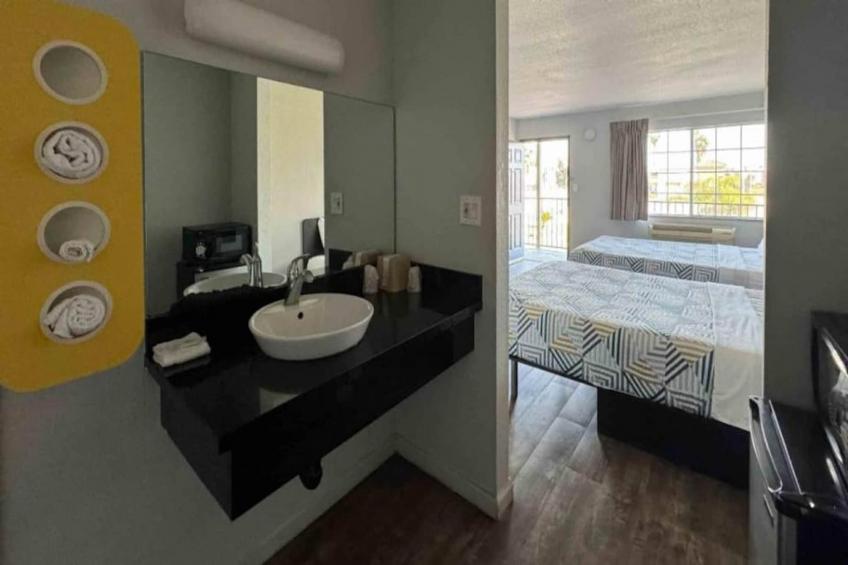1 Queen Bed  Non-Smoking Micfridge - foto 13