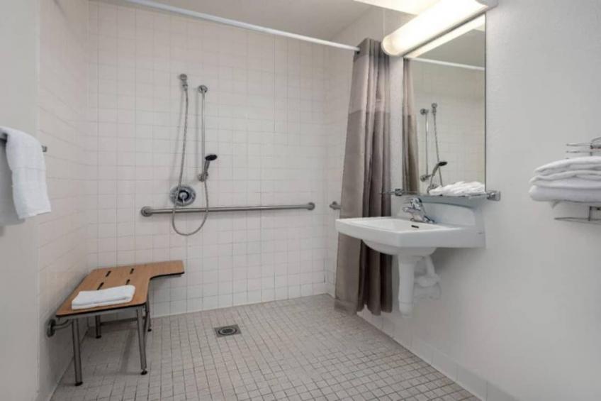 1 Queen Bed  ADA/RI Shower - foto 23