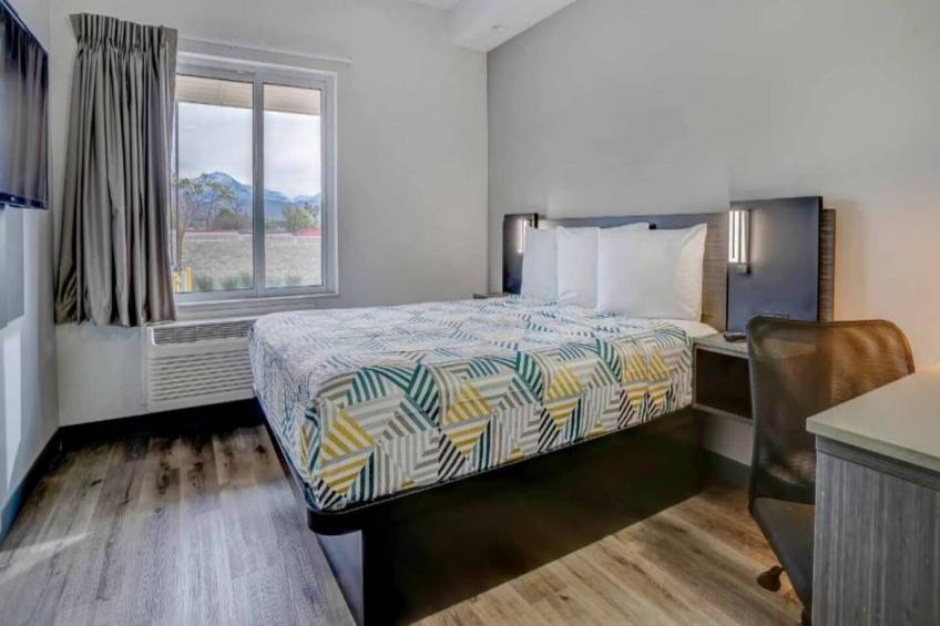 1 Queen Bed  Mobility Accessible Tub Nsmk - foto 8